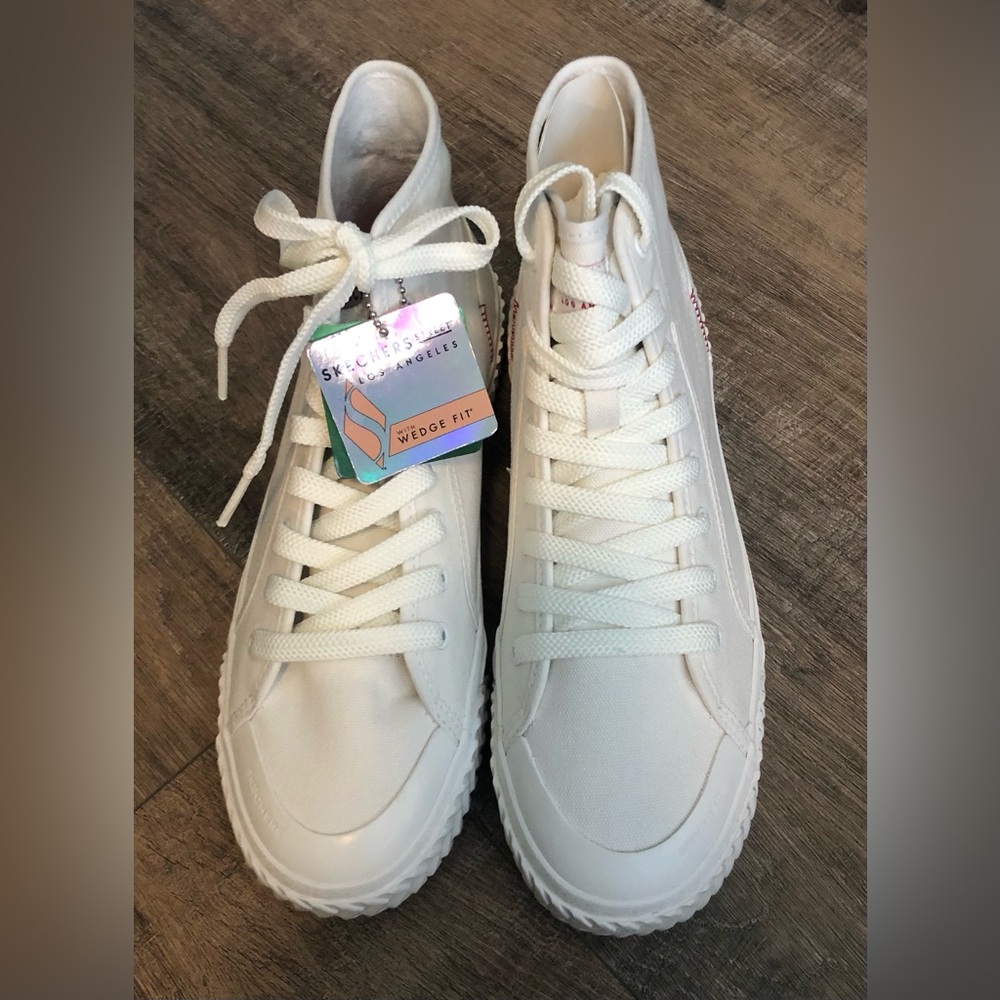 Women’s White Skechers Street Trax - Hi-Tread Highly high-top sneakers  SZ 9.5